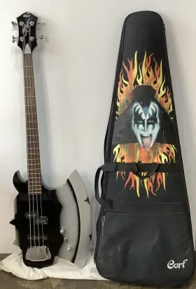 Gsaaxe2bass-0405-u Cort Gene Simmons Gs-axe-2 Bass Guitar 2010 With Gig Bag And Sheath