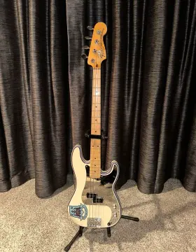 0141032305 Fender Steve Harris Signature Precision Bass Guitar Olympic White With Pin Stripe