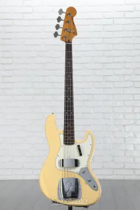 0142930341 Fender Limited-edition Laura Lee Jazz Bass - Vintage White