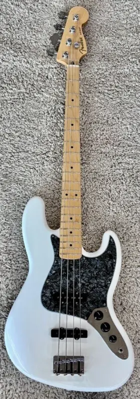 0149902515 Fender Player 4-string Electric Jazz Bass Guitar Maple Neck Polar White - Used