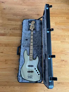 0197002774 Fender American Elite Jazz Bass - Champagne