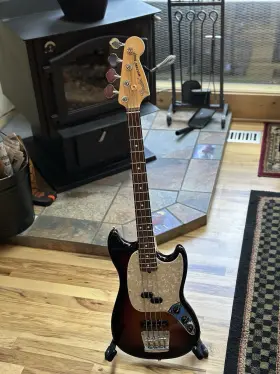 0198620300 Fender American Performer Mustang Bass Rosewood Fingerboard 3-color Sunburst