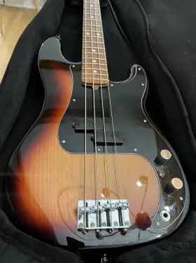 Fender 885978911042 Player Precision Bass Pau Ferro Sunburst Upgrades And Molded Travel Case