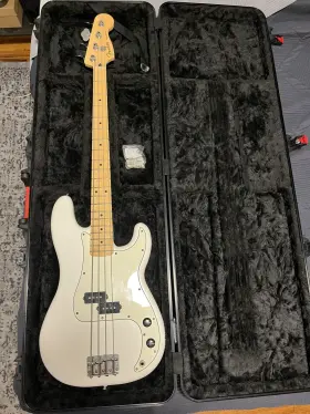 Fender 885978927555 Player Precision Bass Maple Neck Polar White With Hardshell Gator Tsa Case