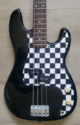 Ic040920646 Fender 2004 Squier P Bass Guitar Affinty Series
