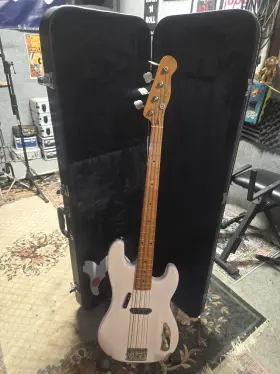 Fender Issb22006545 Squier Precision Bass 4-string White Solid Body Maple Neck Case