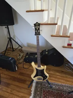 301-b Guild 1977 Bass With Original Case- Very Good Condition