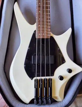 Hnb3 Hils Next Short Scale Bass Guitar Headless Wgig Bag White