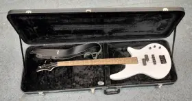 M5489 Jackson 885978104673 Js Series Js2 Guitar White W Roadrunner Hardcase