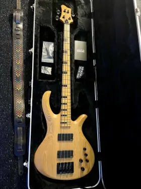 Riot4 Schecter 2852 Bass Guitar With Earny Ball New Case And Accesories. Plays Smooth