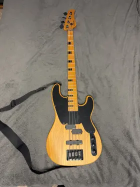 Schecter W20113331 Diamond Series 4-string Electric Bass Rh Natural Emg Maple Neck Strap