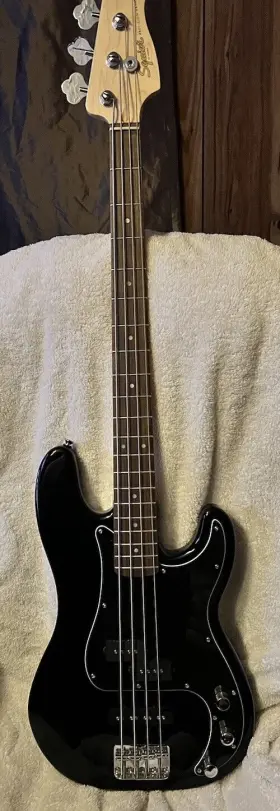 0370500506 Squier Fender Affinity Series 4-string Pj Bass - Black W Gig Bag