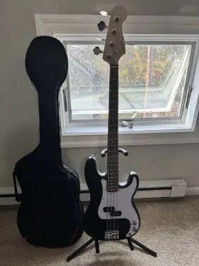 Cmcj24041448 Squier By Fender Precision Bass Electric 4-string Black Right-handed With Gig Bag And Stand