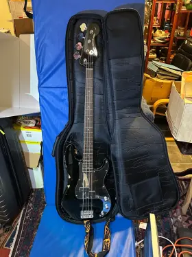 Ics10009218 Squier By Fender Rh P-bass Guitar Black Road Runner Gig Bag Planet Waves Strap Fire