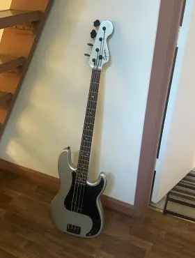 Cy04034889 Squier P Bass 4-string Solid Body Right-handed Silver Rosewood 2004 Cy04034889 Squier P Bass 4-string Solid Body Right-handed Silver Rosewood 2004