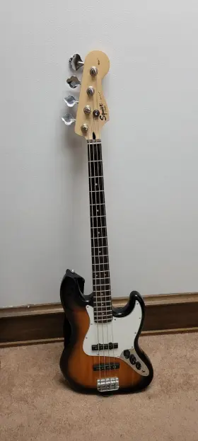 Ics15016203 Squier Electric Bass Guitar 4-string Sunburst With Fender Amplifier And Cable