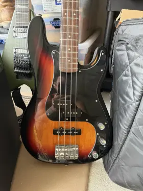 Icse2206496 Squier Fender Precision Electric Bass Guitar With Rumble 25 Amp