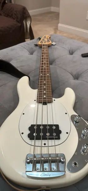 Rayss4-owh-r1 Sterling By Music Man Stringray Shortscale Bass Guitar - Olympic White