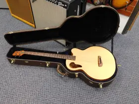 Rub-1090 Tacoma Cb10 Thunderchief Acoustic / Electric Bass With Hard Case Made In Usa
