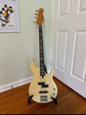 Bb1600 Yamaha Bass Guitar