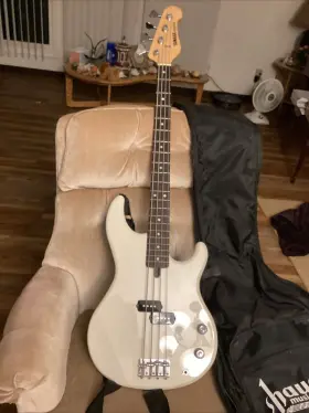 Bb200 Yamaha 4-string Bass Guitar In White Very Nice Condition.sling And Case
