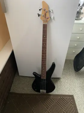 Qm15140 Yamaha Left Handed 4 String Electric Bass Guitar With Marshall Mgseries 10 Cdamp