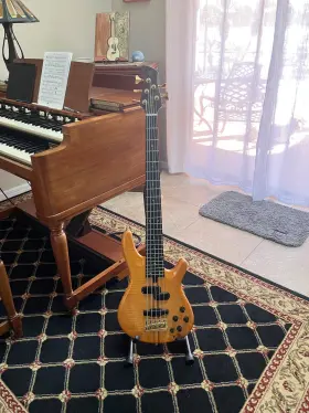 Yam-trbx605fm-ma Yamaha 5-string Bass Guitar - Matte Amber Amazing